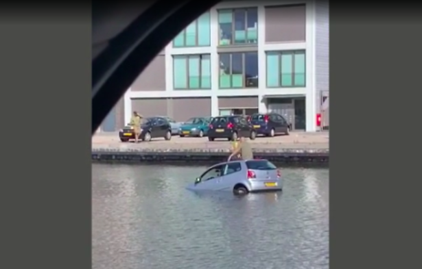 De bewuste man op de auto